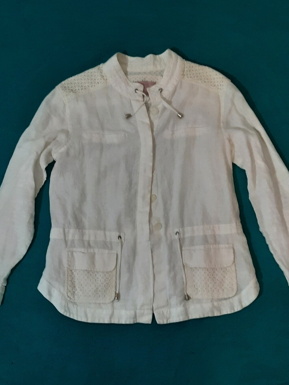 Lightweight White LIinen Button-Up Jacket with Front Pockets